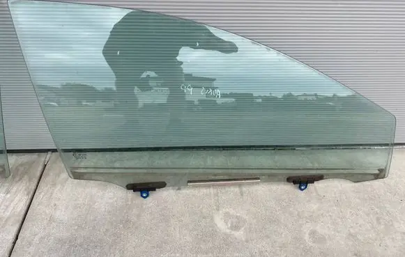 Toyota Auris E180 Front door window glass four-door