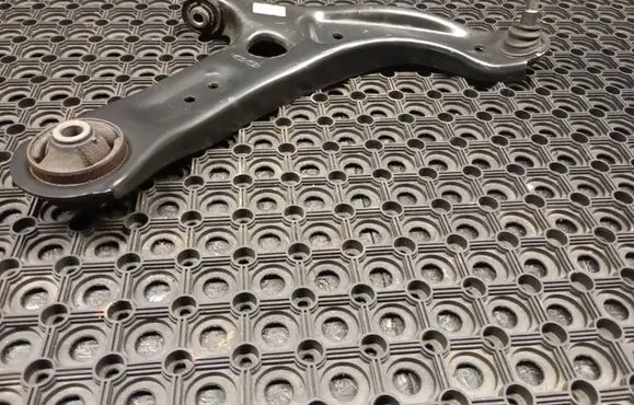 Front lower control arm/wishbone