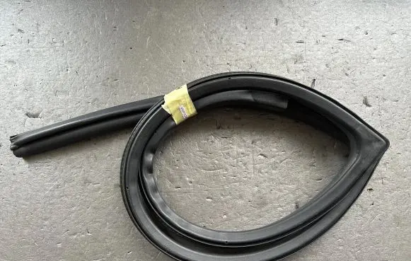 Mitsubishi Pajero Rear door rubber seal (on body) MR437165