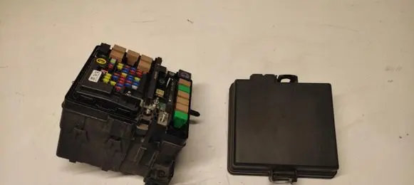 Hyundai Tucson TL Relay mounting block 