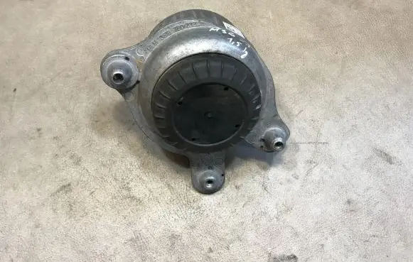 Mercedes-Benz C W205 Engine mount bracket A2052406617