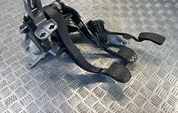 Audi A4 S4 B7 8E 8H Pedal assembly 8E2721316