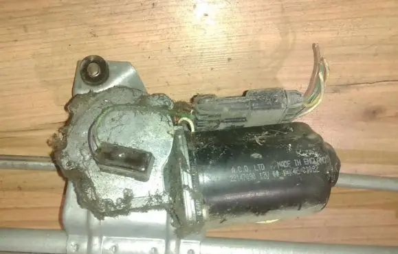 Opel Tigra A Wiper motor 22147090