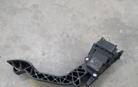 Ford Focus C-MAX Accelerator throttle pedal 4M519F836AK