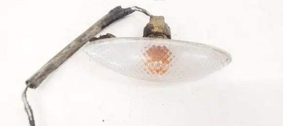 Toyota Yaris Front fender indicator light E130295