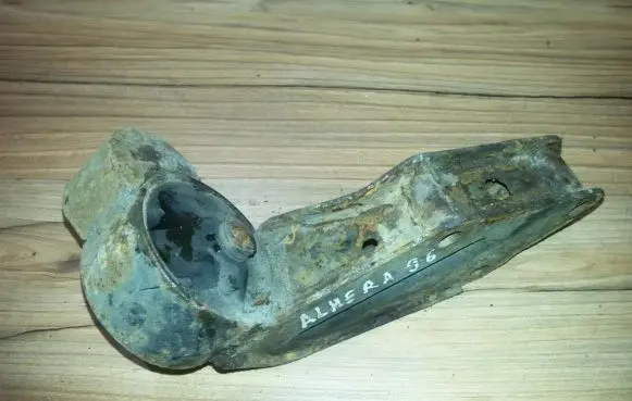 Nissan Almera Engine mount bracket 112110m005
