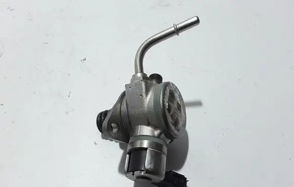 Volvo XC40 Fuel injection high pressure pump 31437903