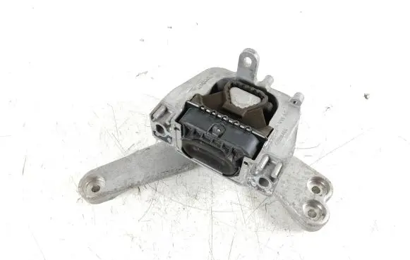 Volkswagen PASSAT B8 Engine mount bracket 5Q0199262S
