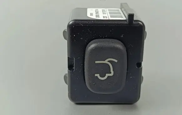 Jeep Grand Cherokee Tailgate/boot open switch button 