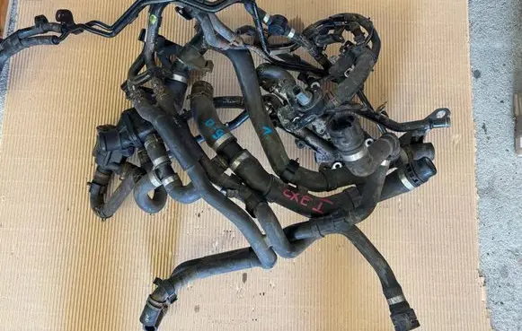 Engine coolant pipe/hose