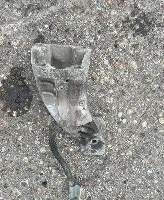 BMW 5 E60 E61 Engine mounting bracket 6777056