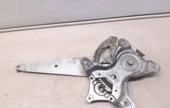 Lexus IS 200-300 Rear window lifting mechanism without motor