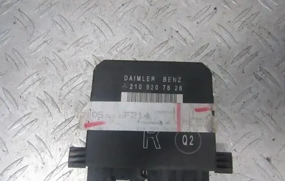 Mercedes-Benz E W210 Door control unit/module 2108207626