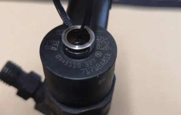 Opel Insignia A Fuel injector 0445110327