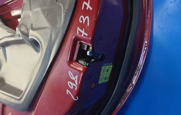 Volvo XC70 Front door lock 30699762