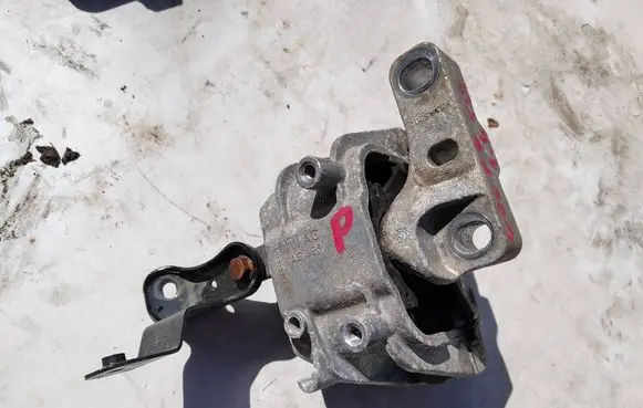 Volkswagen Golf VI Engine mounting bracket 