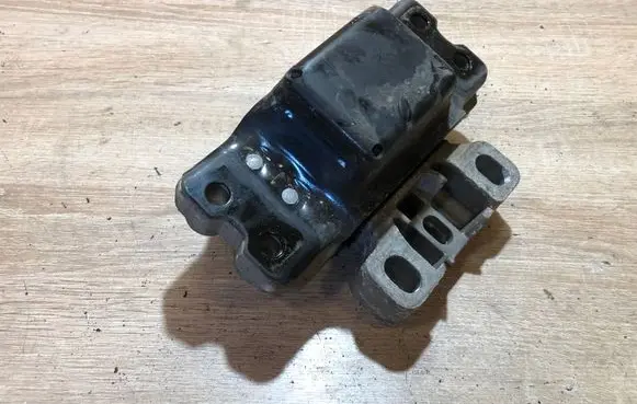 Volkswagen Golf V Engine mount bracket