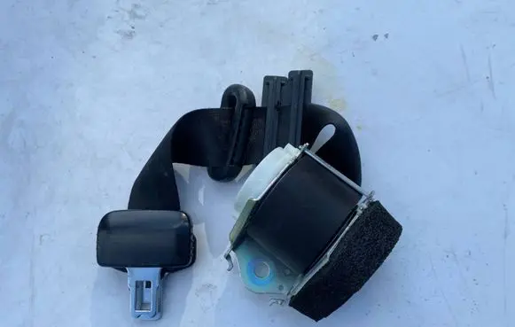 Ford Galaxy Middle seatbelt (rear) A611B68F 14084846