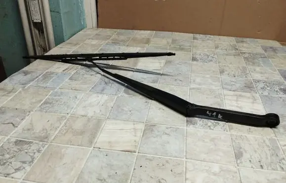 Nissan X-Trail T30 Front wiper blade arm