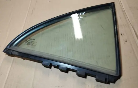 Toyota Avensis T250 Rear side window