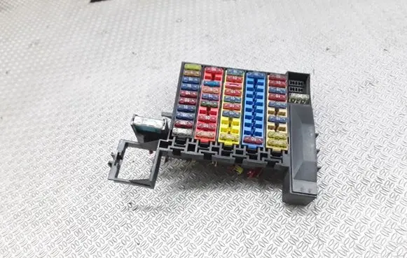 Audi A8 S8 D2 4D Fuse module 4D0941824