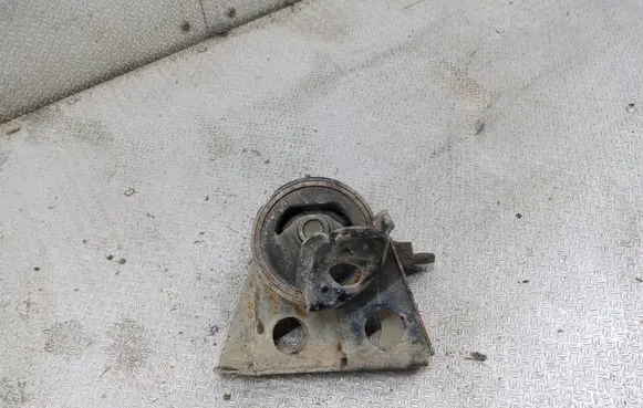 Nissan X-Trail T30 Engine mount bracket