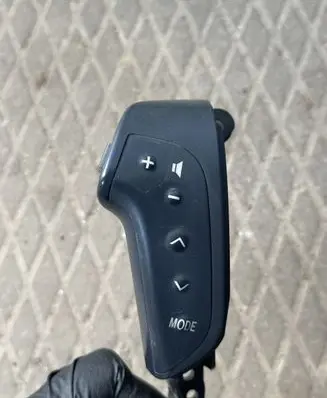 Toyota Avensis T250 Steering wheel buttons/switches 75B070