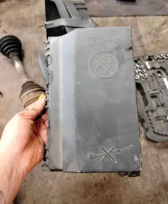 Opel Astra J Fuse box cover 13302323