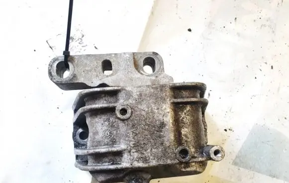 Volkswagen PASSAT B6 Engine mount bracket 1k0199262