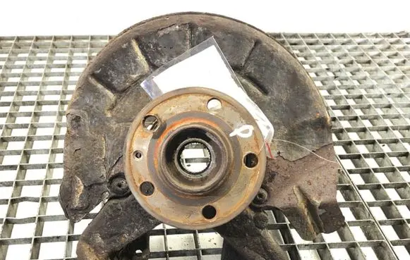 Volkswagen Polo V 6R Front wheel hub spindle knuckle