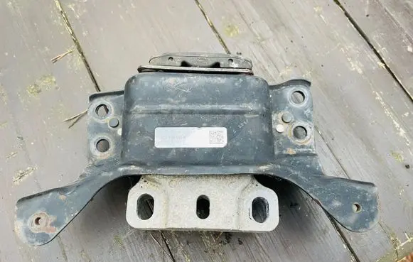 Volkswagen Golf VII Engine mount bracket 5Q0199555R