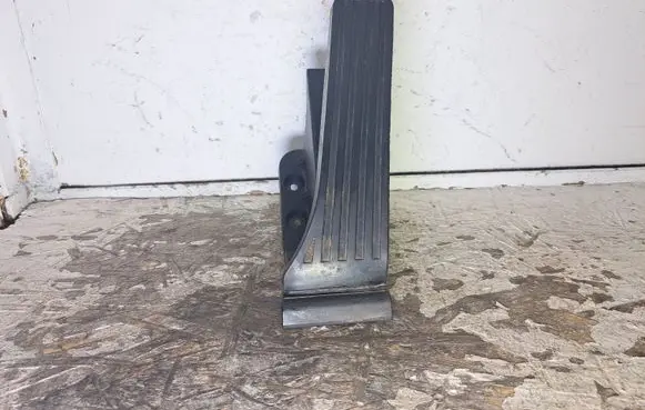 Mercedes-Benz C W204 Accelerator throttle pedal A2043000082 A2043000004