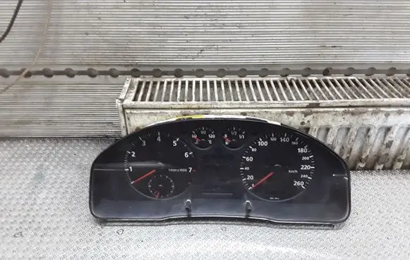 Audi A4 S4 B5 8D Speedometer (instrument cluster) 8D0919033C