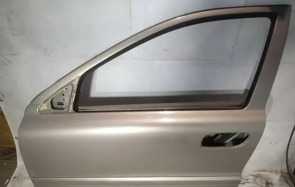Volvo XC70 Front door rudos