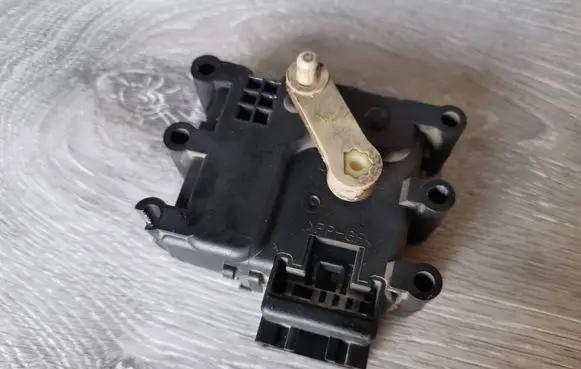 Mazda 3 I Air flap motor/actuator 61139