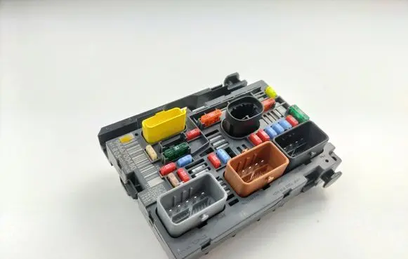 Peugeot 308 SW Fuse module 9666700480