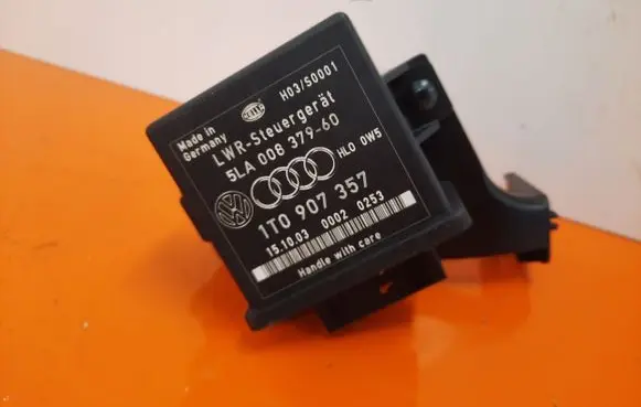 Volkswagen Touran I Other control units/modules 1T0907357