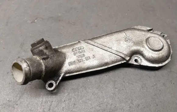 Audi A6 S6 C5 4B Engine coolant pipe/hose 059121121A