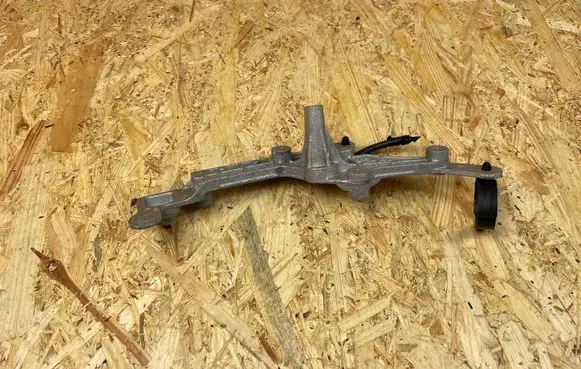 Engine mounting bracket