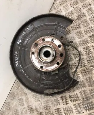 Opel Meriva B Front wheel hub M132620