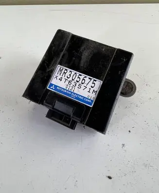 Mitsubishi Pajero Door central lock control unit/module X4T63571M MR305675
