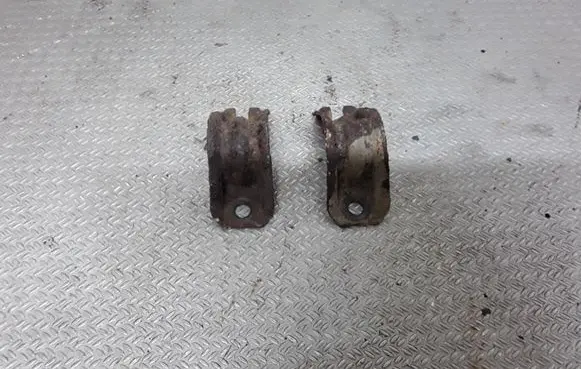 Nissan Pathfinder R51 Sway bar bush bracket, front 