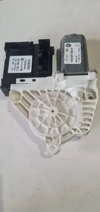 Volkswagen Jetta V Front door window regulator motor 1K0959792G F005S00204