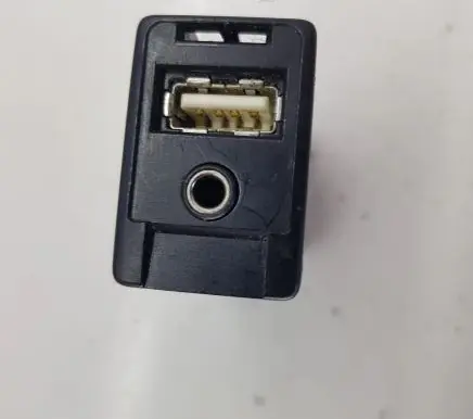 Toyota Avensis T270 USB socket connector 861900D030