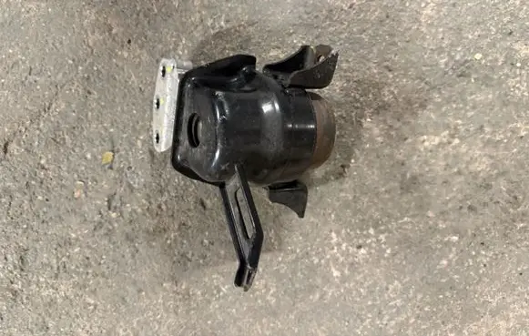 Engine mounting bracket