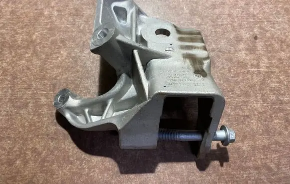 Volvo XC90 Engine mounting bracket 31430490