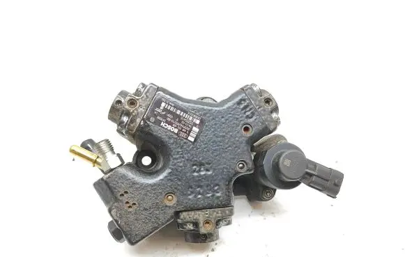 Opel Corsa E Fuel injection high pressure pump 55255416 2476069 0445010426
