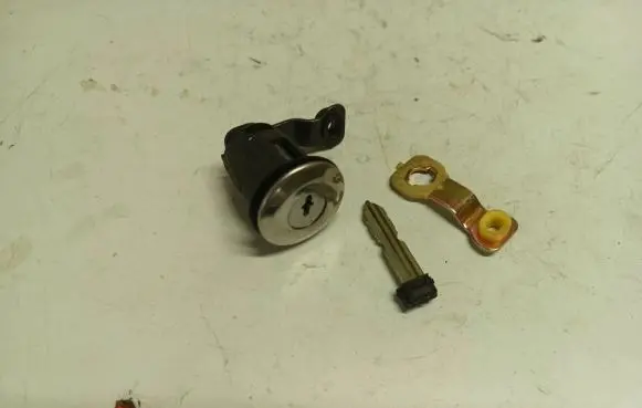 Citroen Berlingo Front door lock (next to the handle) 9170cx