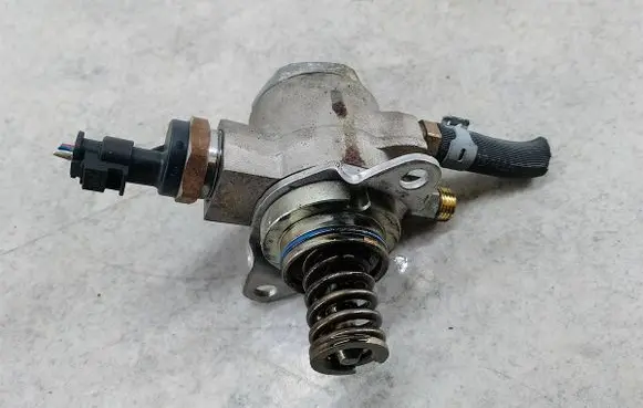 Skoda Fabia Mk2 (5J) Fuel injection high pressure pump 03C127026E