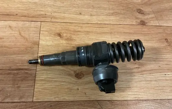 Volkswagen Caddy Fuel injector 038130073BN
